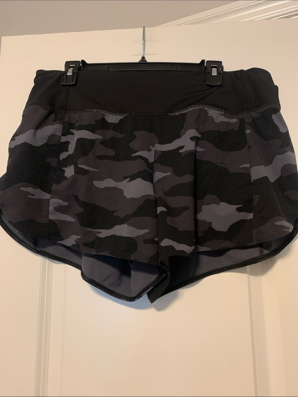 Athleta HR Black Camo Shorts, Sz Large
Good Condition